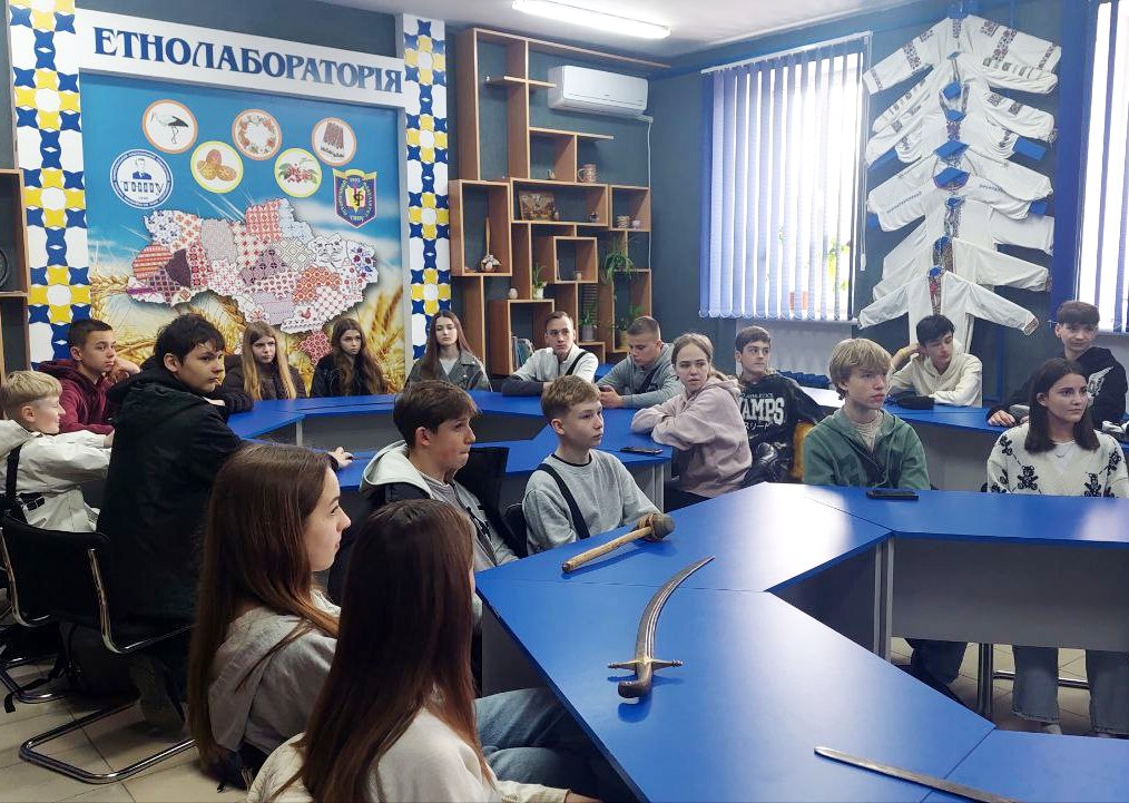 Учні слухають лекцію про артефакти